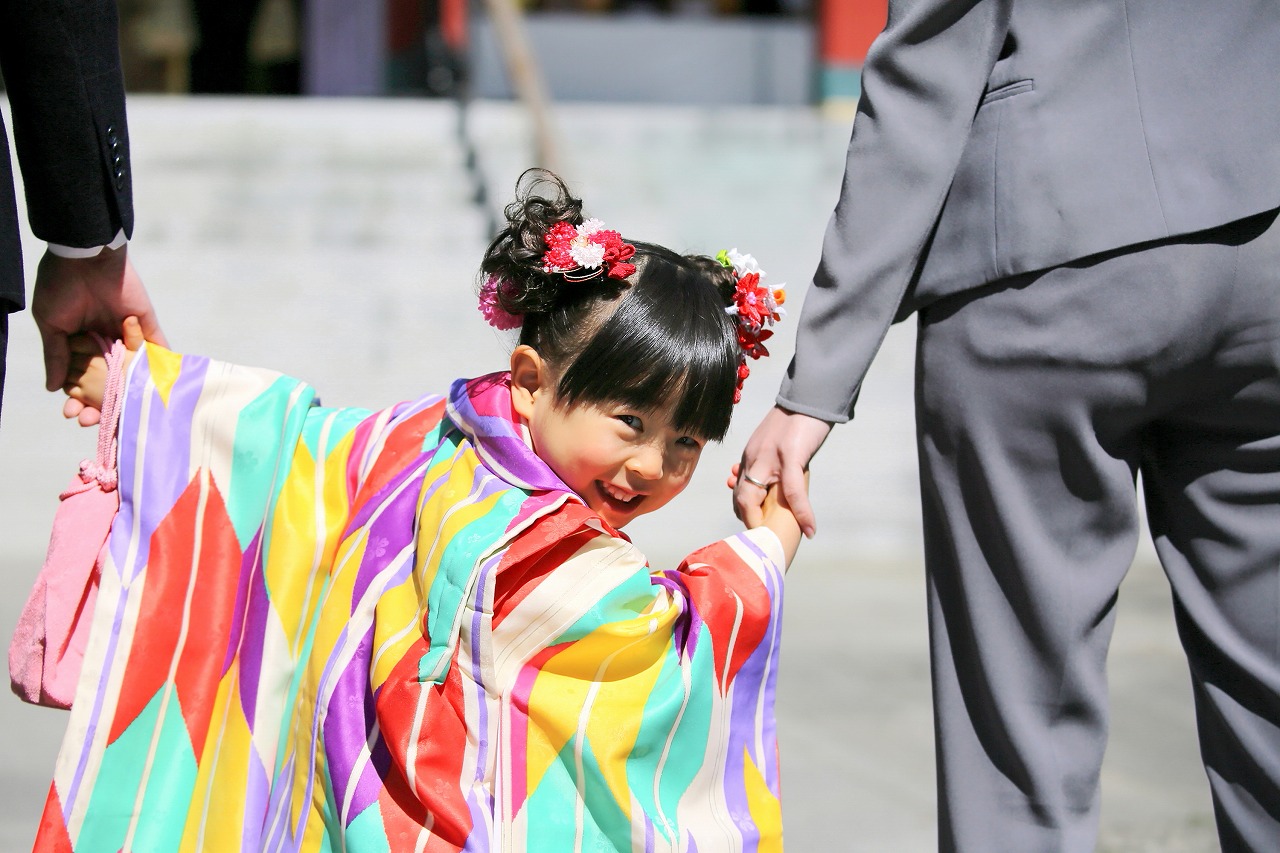 七五三着物、うちの子に似合う色柄は?タイプ別の選び方をご紹介!日焼け対策や家族で意見が分かれたときの解決法もお教えします